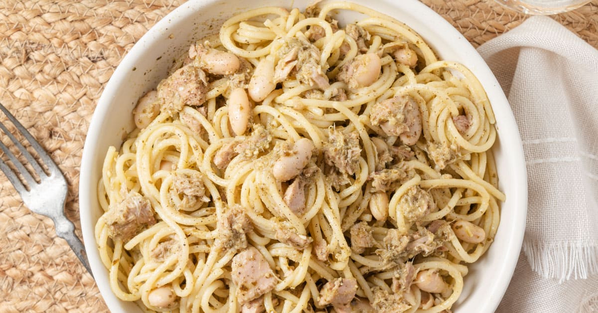 Spaghetti with tuna, pesto, and white beans.